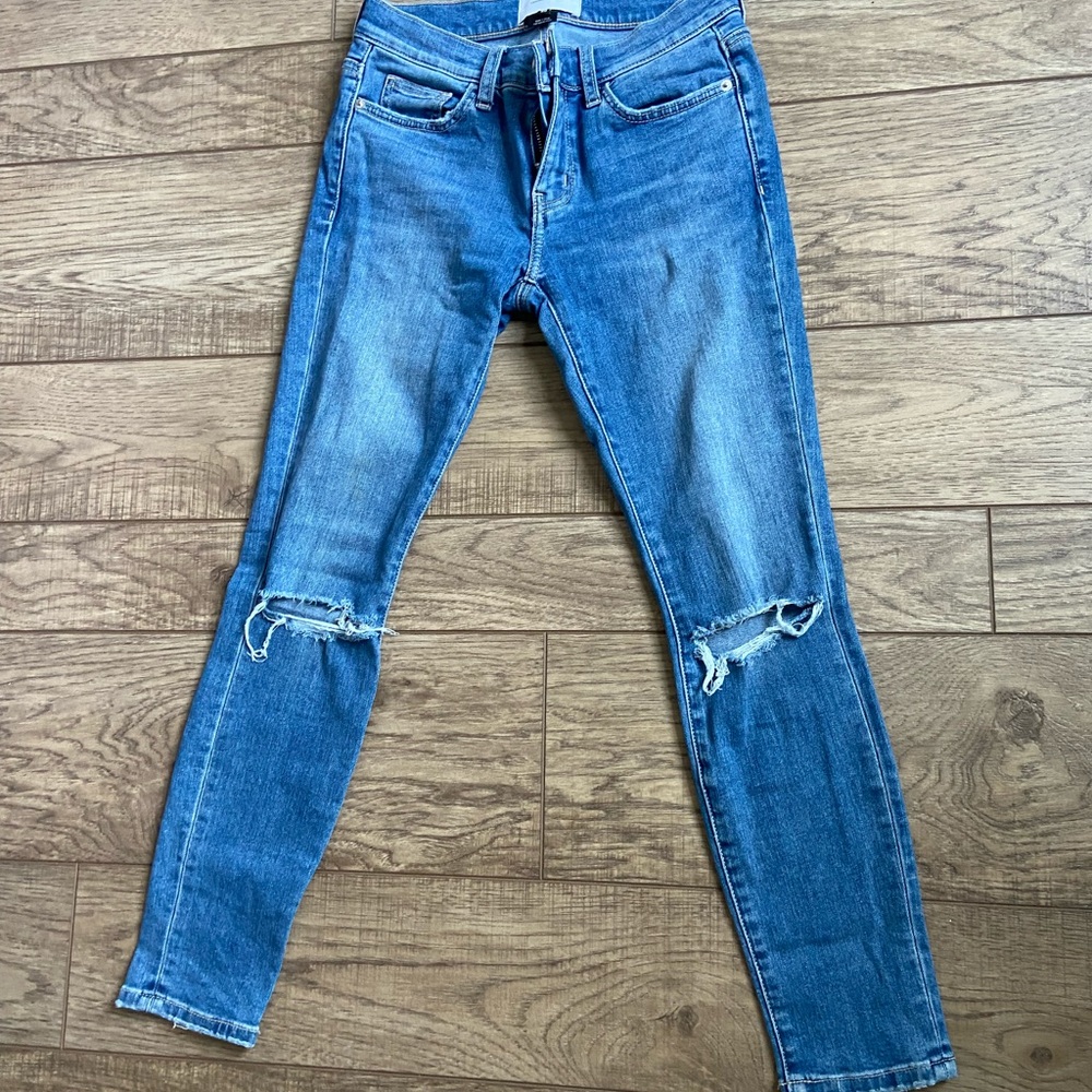 Current / Elliott skinny ripped jeans. Size 25